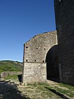 Saint-Julien-Du-Serre, Eglise romane, Contrefort de façade (2)